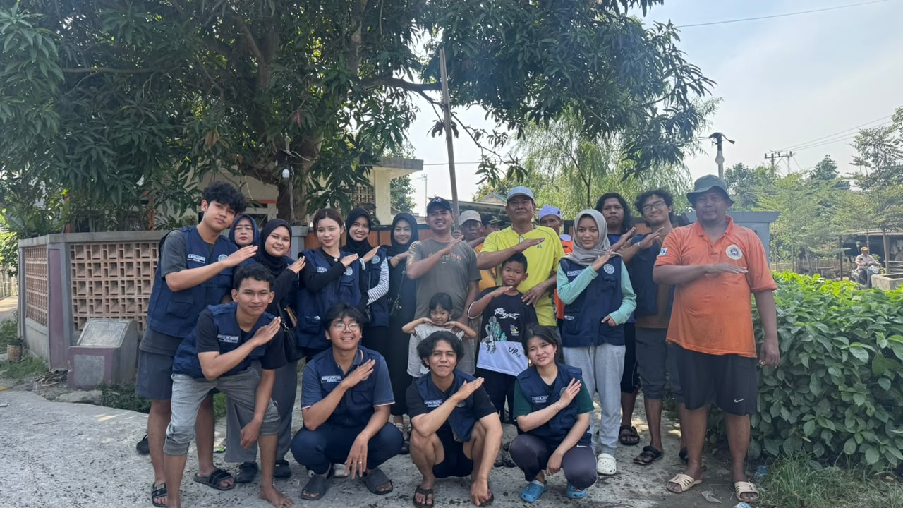 Kerja Bakti Di Saluran Sungai